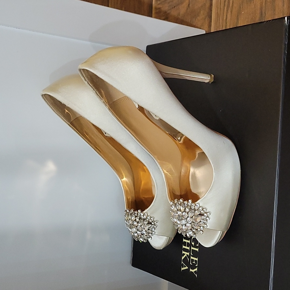 Badgley Mischka Jeannie ivory pump size 7